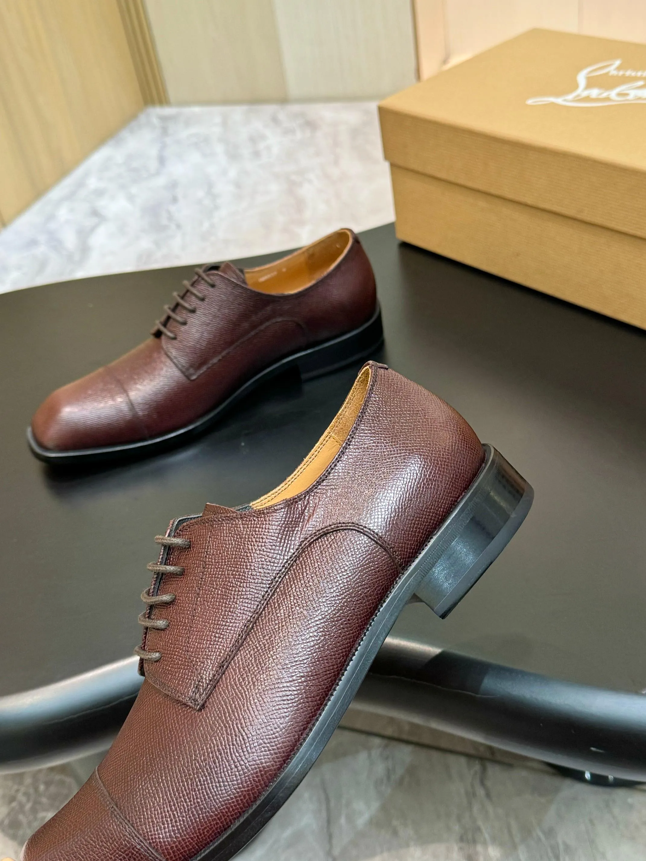 [CL red sole shoes] Top P: 1020💰 Size 39-44 (⚠️38.45.46.47 custom-made, non-returnable and non-exchangeable) 🆑High-end men's business formal leather shoes, original authentic top quality goods ••✅💯 Top original order purchasing agent! Original imported patterned cowhide ➕Imported cowhide lining ➕Cowhide feet ➕Original leather outsole~🉑️Feel free to compare the authentic ones!